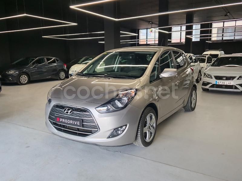 Gris / plata Usado 2018 Hyundai i20 Monovolumen | 12.900 € - Imagen 1/4
