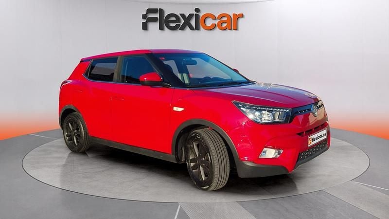 Usado Ssangyong (KGM) Tivoli 128 CV (94 kW) 2017 Rojo SUV