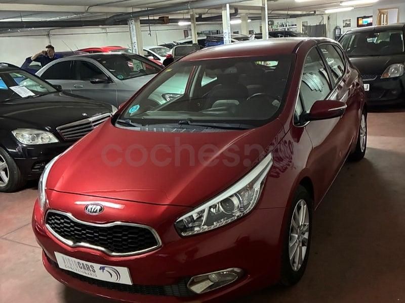 Usado Kia Ceed 100 CV (73 kW) 2014 Granate Utilitario