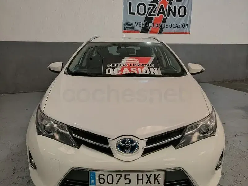 Usado Toyota Auris Hybrid Active 136 CV (100 kW) 2014 Blanco Familiar