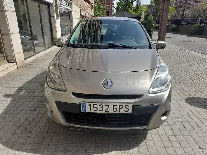 Usado Renault Clio II 100 CV (73 kW) 2009 Gris / plata Berlina