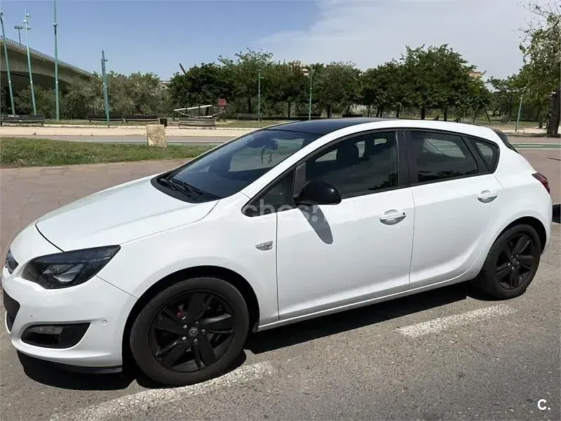 Usado Opel Astra Selective 165 CV (121 kW) 2015 Blanco Berlina