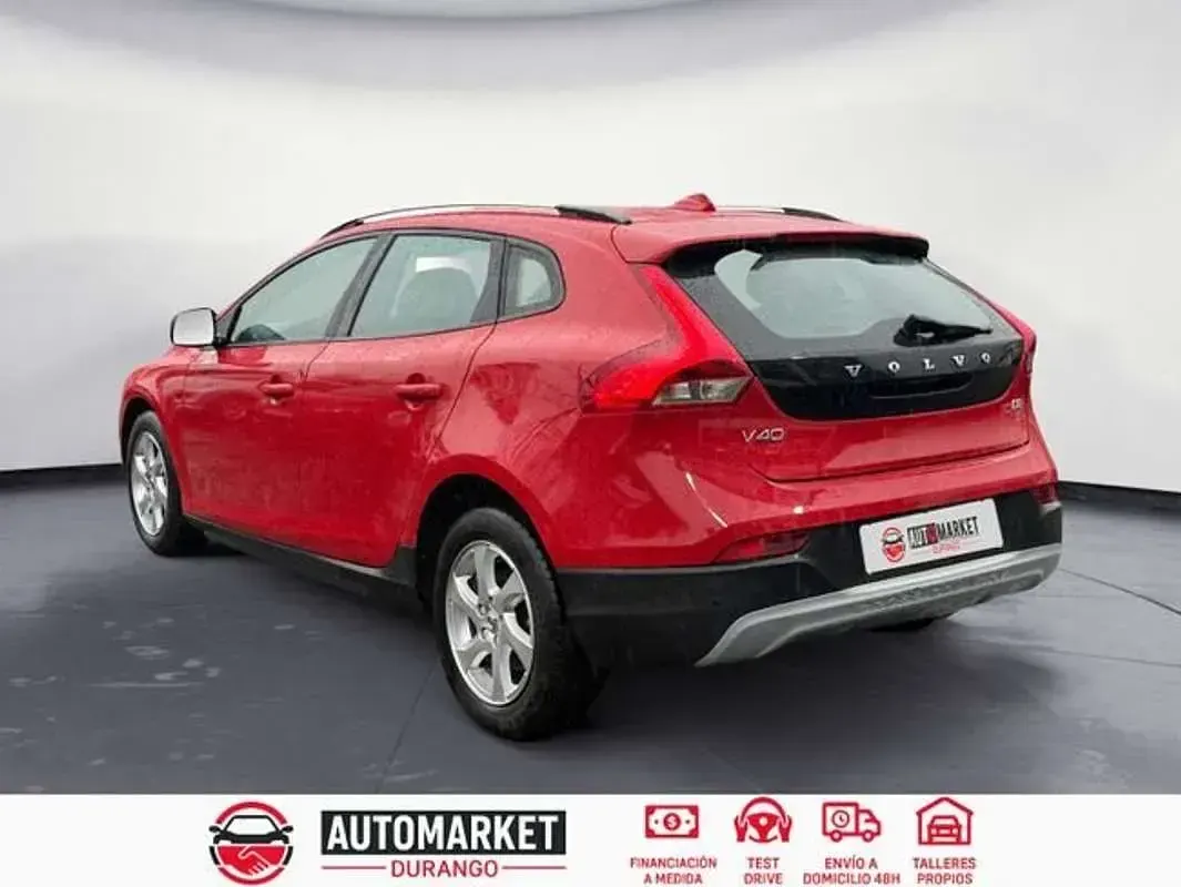 Usado Volvo V40 CC Momentum 120 CV (88 kW) 2017 Rojo Familiar