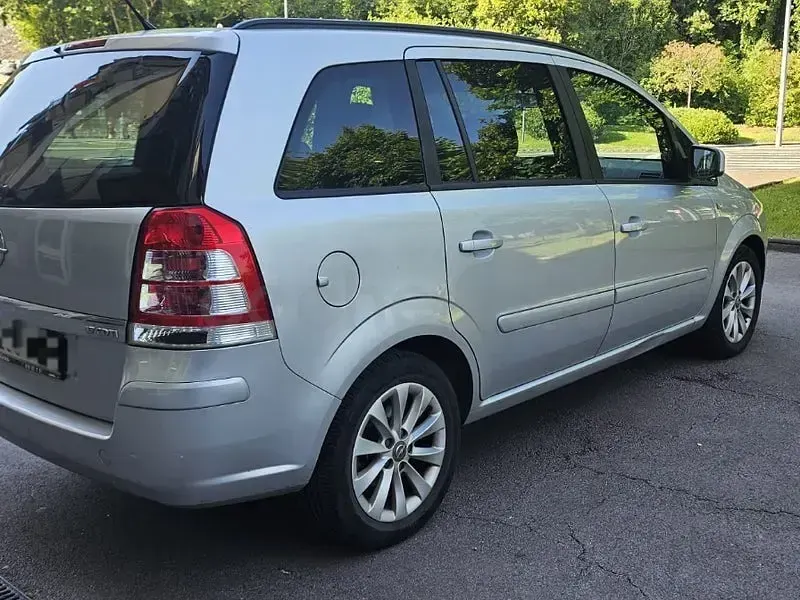 Usado Opel Zafira Family 110 CV (80 kW) 2014 Gris / plata Monovolumen
