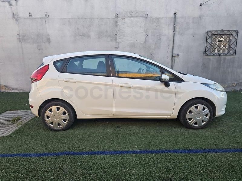 Usado Ford Fiesta Ghia 68 CV (50 kW) 2009 Blanco Utilitario