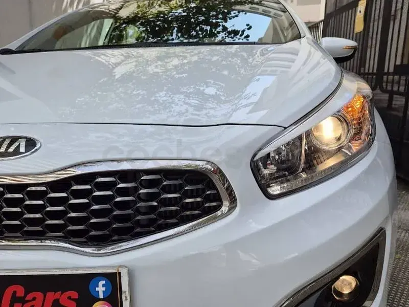 Usado Kia Ceed GT 90 HP (66 kW) 2017 Branco Sedan