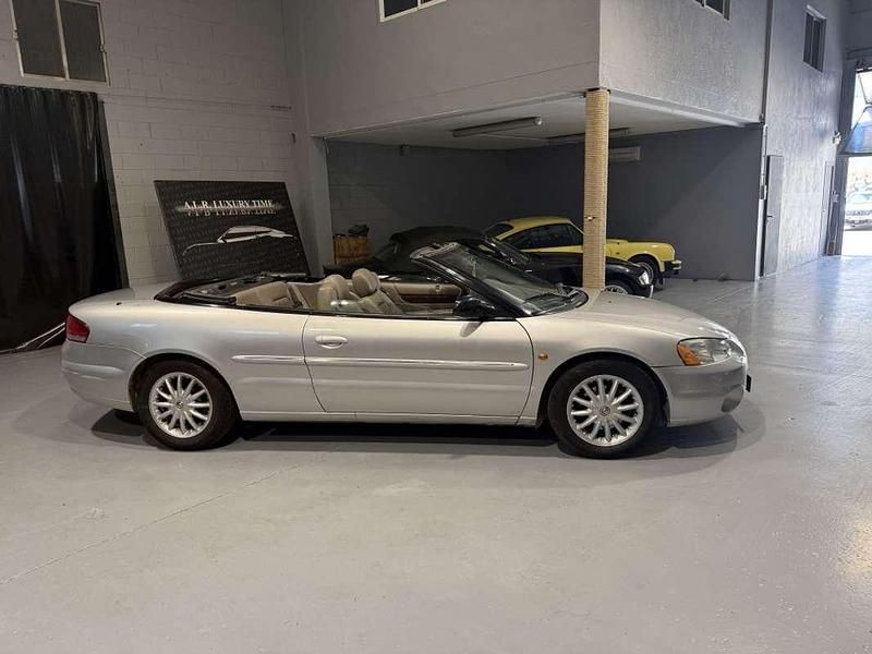 Usado Chrysler Sebring Cabriolet 140 CV (102 kW) 2002 Gris Descapotable