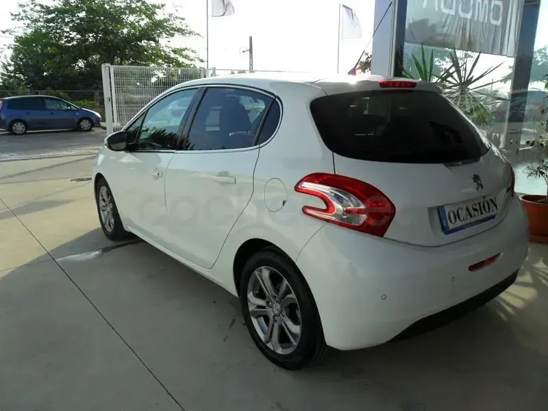 Usado Peugeot 208 Allure 120 CV (88 kW) 2014 Blanco Utilitario