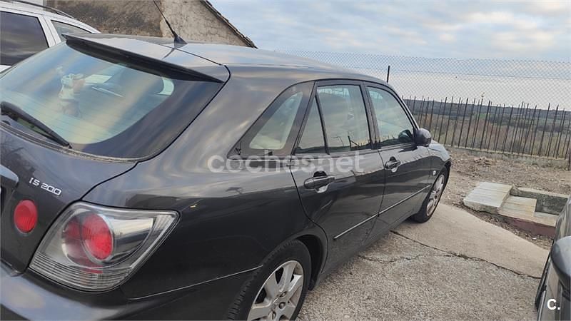 Usado Lexus IS200 Luxury Line 155 CV (114 kW) 2003 Gris / plata Familiar