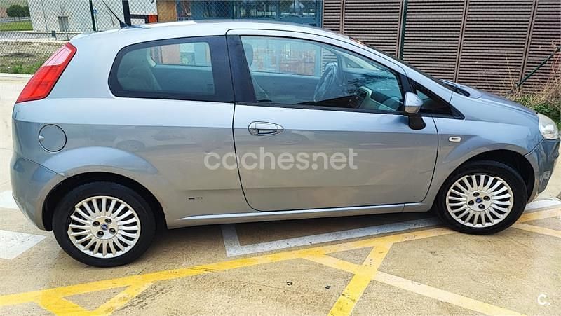 Usado Fiat Punto Dynamic 70 CV (51 kW) 2007 Gris / plata Berlina