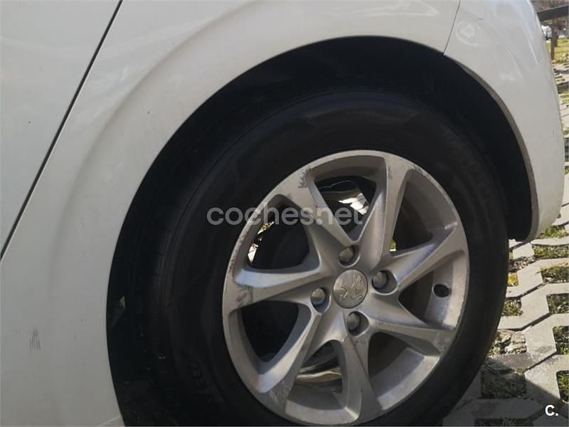 Usado Peugeot 208 Style 82 CV (60 kW) 2014 Blanco Utilitario