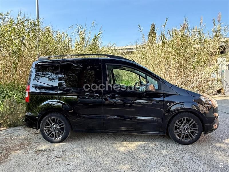 Usado Ford Tourneo Courier Sport 100 CV (73 kW) 2018 Negro Monovolumen