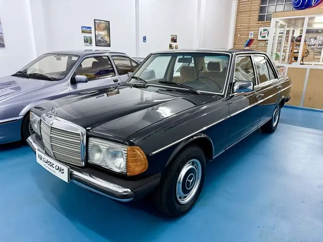 Usado Mercedes 300 1981 Negro Berlina