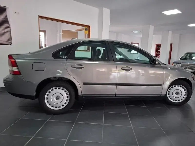 Usado Volvo S40 Momentum 110 CV (80 kW) 2005 Gris / plata Berlina