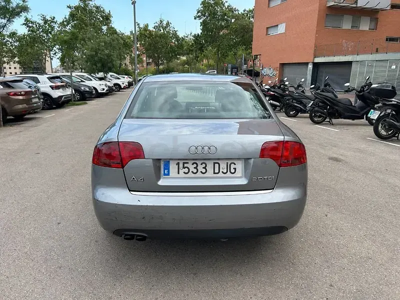 Usado Audi A4 140 CV (102 kW) 2005 Gris / plata Berlina