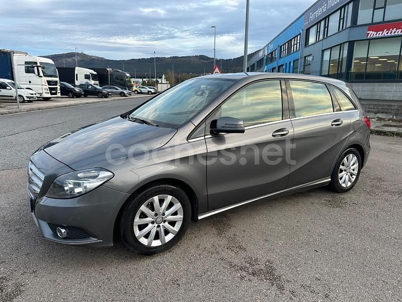 Usado Mercedes B180 109 CV (80 kW) 2013 Gris / plata Monovolumen