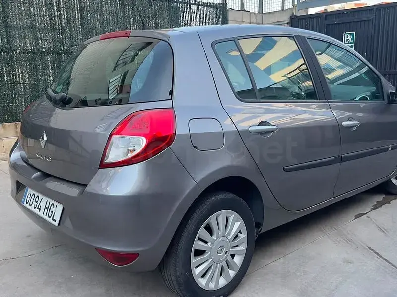 Usado Renault Clio II 75 CV (55 kW) 2011 Gris / plata Berlina