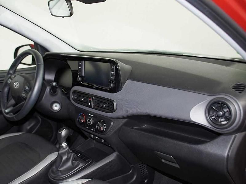 Usado Hyundai i10 67 CV (49 kW) 2024 Rojo Utilitario