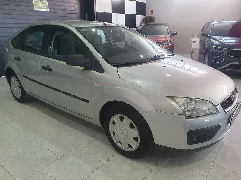 Usado Ford Focus Trend 101 CV (74 kW) 2005 Gris / plata Berlina
