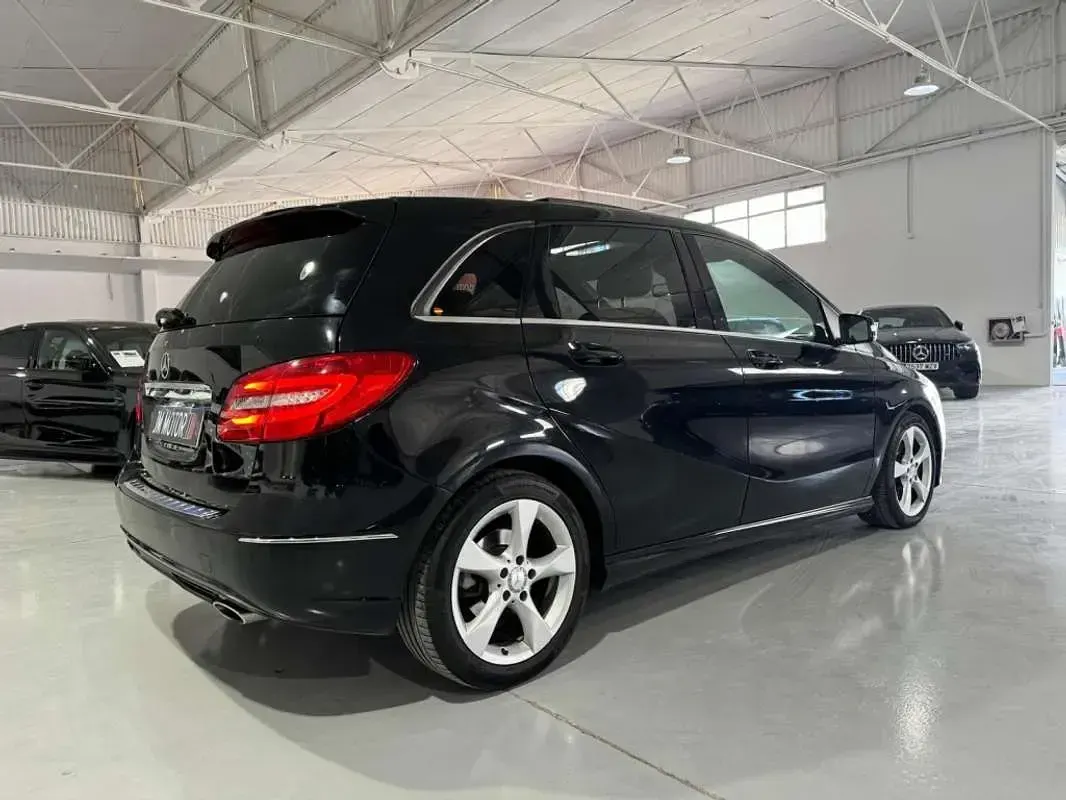 Usado Mercedes B200 136 CV (100 kW) 2014 Negro Utilitario