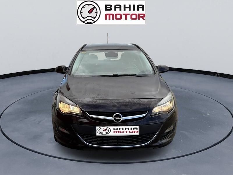 Usado Opel Astra Excellence 110 CV (80 kW) 2014 Violeta / lila Familiar