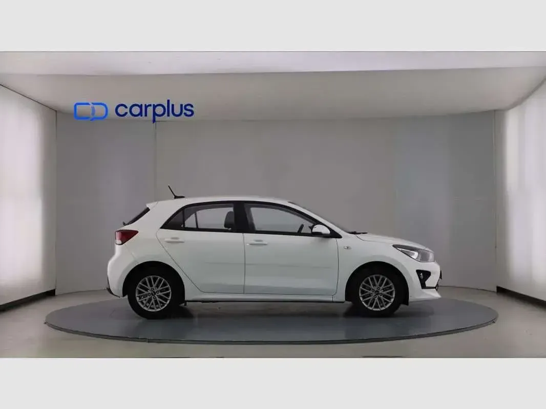 Usado Kia Rio 101 CV (74 kW) 2023 Blanco Berlina