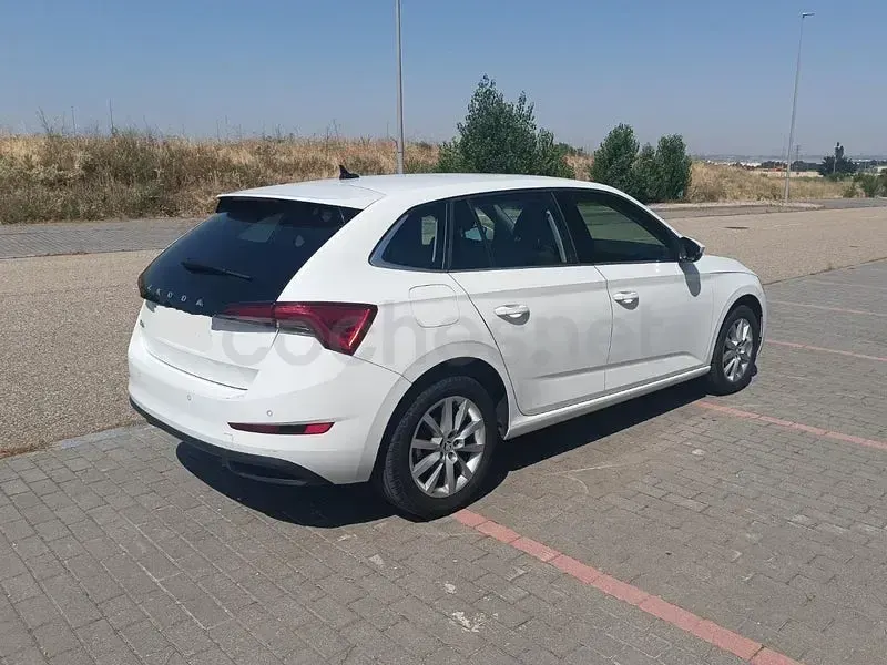 Usado Skoda Scala Active 115 CV (84 kW) 2021 Blanco Utilitario