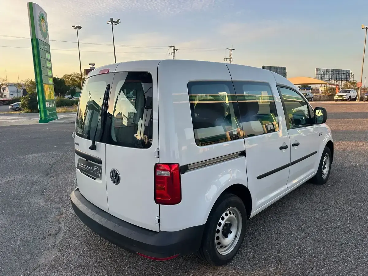 Usado VW Caddy 102 CV (75 kW) 2020 Blanco Monovolumen