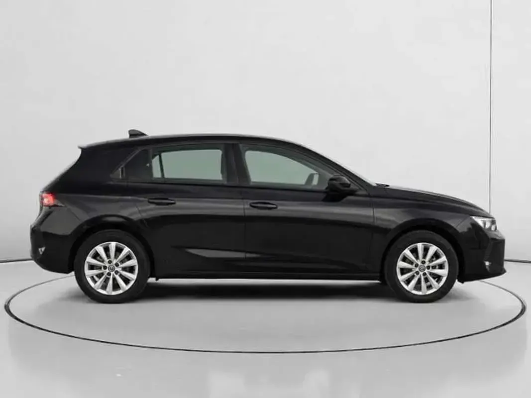 Usado Opel Astra Edition 131 CV (96 kW) 2023 Negro Utilitario