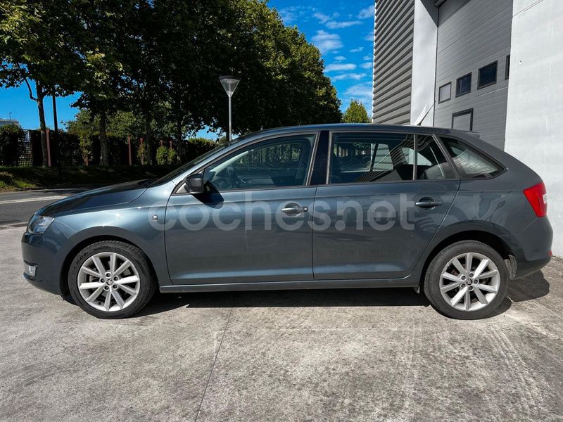 Usado Skoda Rapid Ambition 105 CV (77 kW) 2014 Gris / plata Berlina
