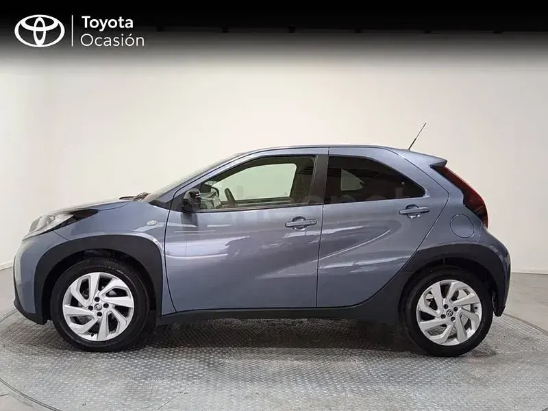 Usado Toyota Aygo X Play 72 CV (52 kW) 2025 Gris / plata SUV
