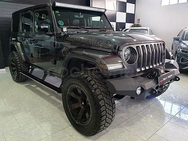 Usado Jeep Wrangler Sahara 270 CV (198 kW) 2019 Gris / plata SUV