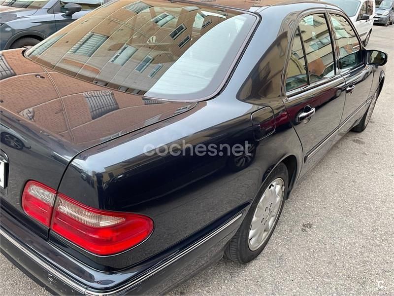 Usado Mercedes E240 Elegance 170 CV (125 kW) 2000 Negro Berlina