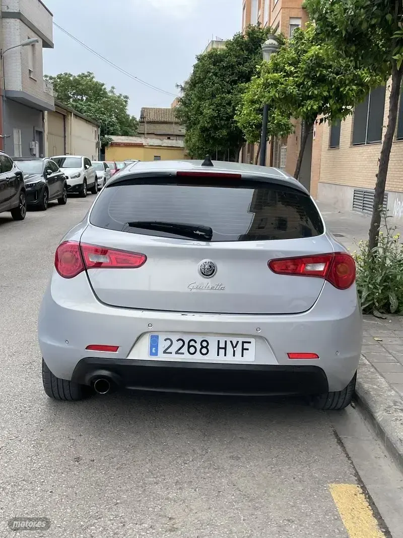 Usado Alfa Romeo Giulietta Distinctive 105 CV (77 kW) 2014 Gris / plateado Utilitario