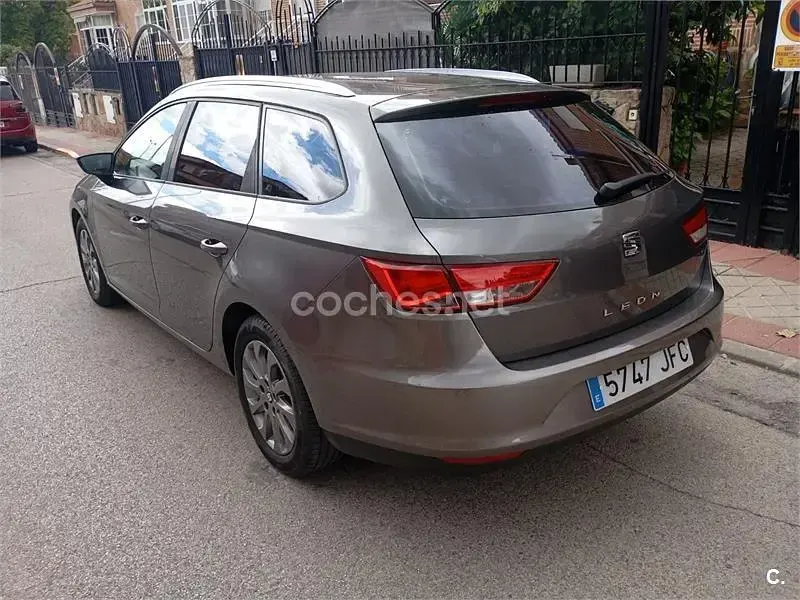 Usado Seat Leon ST Style 105 CV (77 kW) 2015 Gris / plata Familiar