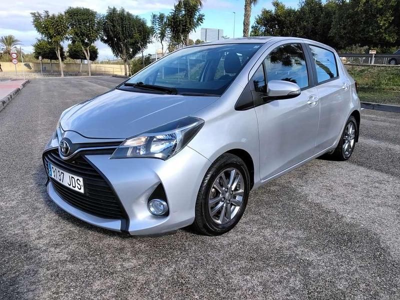 Usado Toyota Yaris Live 69 CV (50 kW) 2015 Gris Utilitario