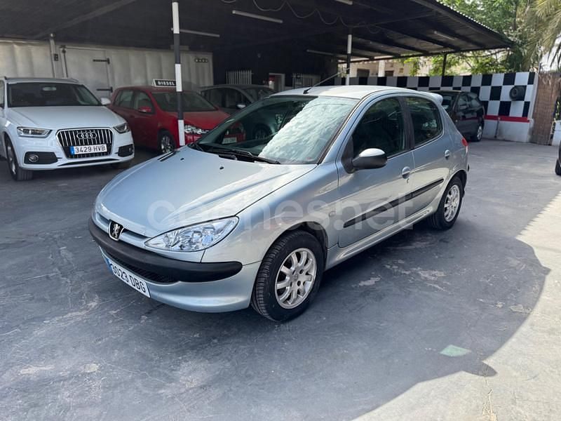 Usado Peugeot 206 75 CV (55 kW) 2005 Gris / plata Berlina
