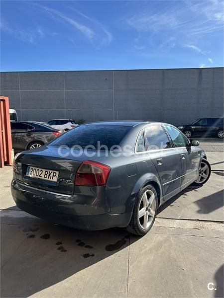 Usado Audi A4 180 CV (132 kW) 2001 Gris / plata Berlina