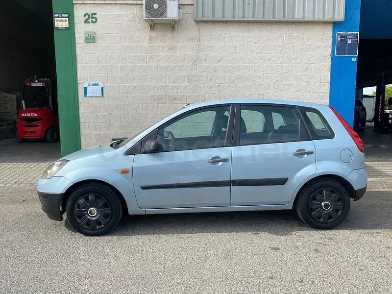 Usado Ford Fiesta Ambiente 70 CV (51 kW) 2007 Gris / plata Utilitario