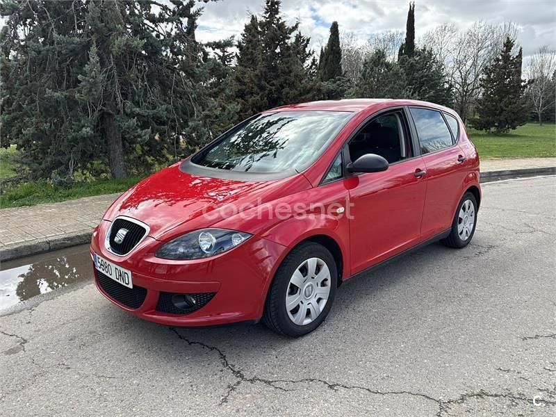 Usado Seat Altea Reference 102 CV (75 kW) 2005 Rojo Monovolumen