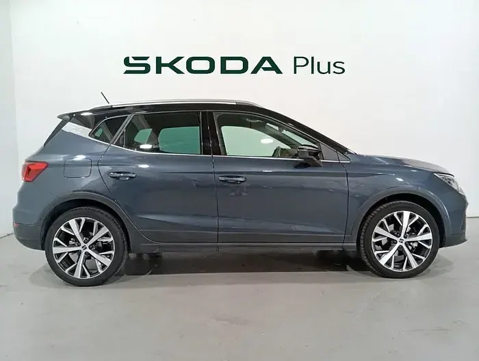 Usado Seat Arona Xperience 110 CV (80 kW) 2023 Gris / plata SUV
