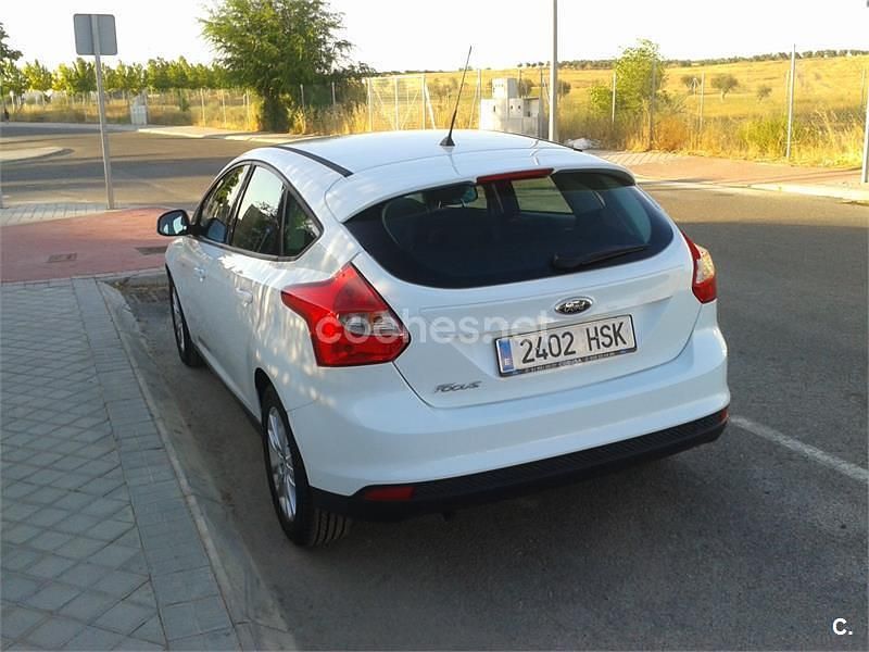 Usado Ford Focus Trend 115 CV (84 kW) 2013 Blanco Berlina