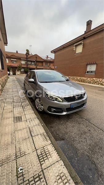 Usado Peugeot 308 Access 110 CV (80 kW) 2018 Gris / plata Berlina
