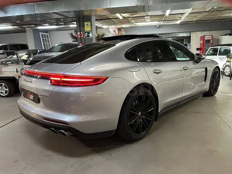 Usado Porsche Panamera 4S Diesel 422 CV (310 kW) 2019 Gris / plata Utilitario
