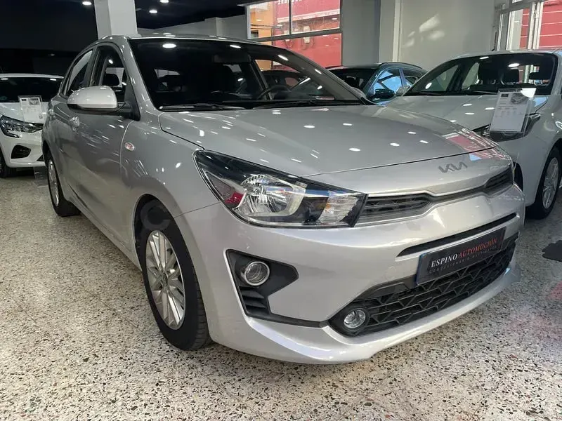 Usado Kia Rio 84 CV (61 kW) 2023 Gris / plata Berlina