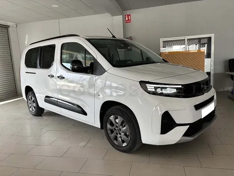 Usado Opel Combo 130 CV (95 kW) 2025 Blanco Monovolumen