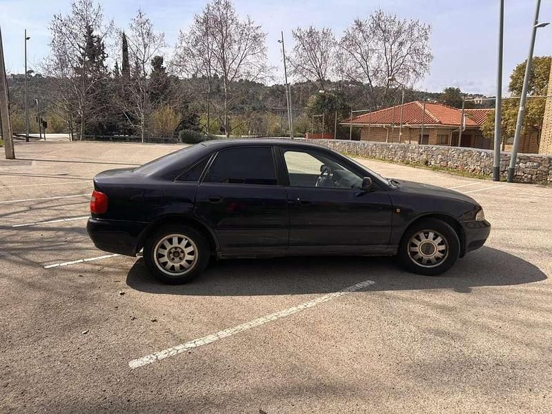 Usado Audi A4 110 CV (80 kW) 1998 Negro Berlina