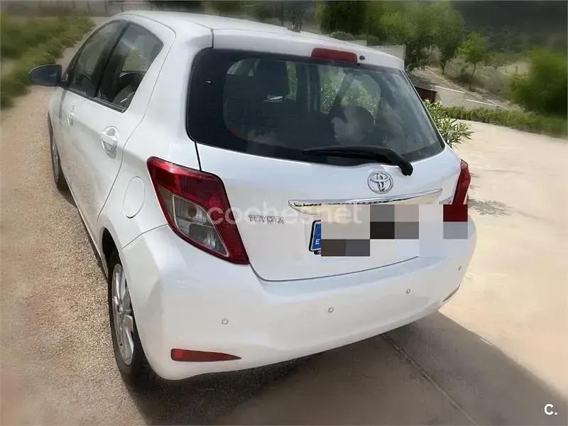 Usado Toyota Yaris Active 99 CV (72 kW) 2013 Blanco Utilitario