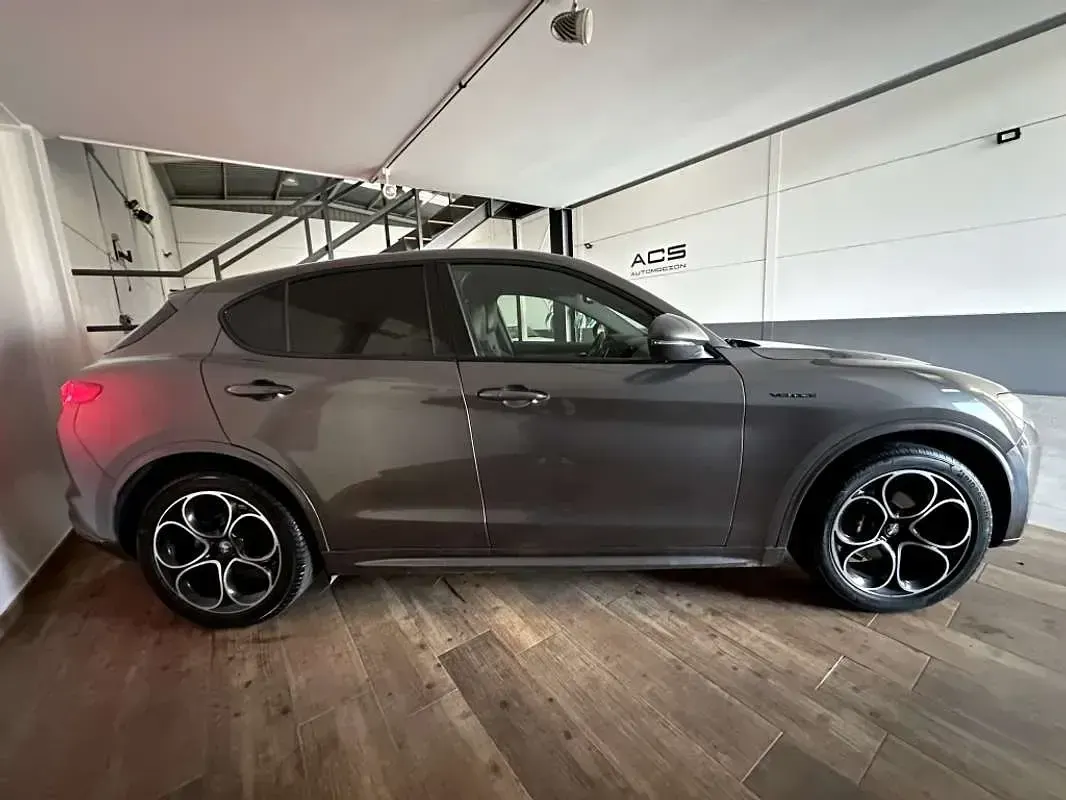 Usado Alfa Romeo Stelvio Veloce 210 CV (154 kW) 2022 Gris / plata SUV