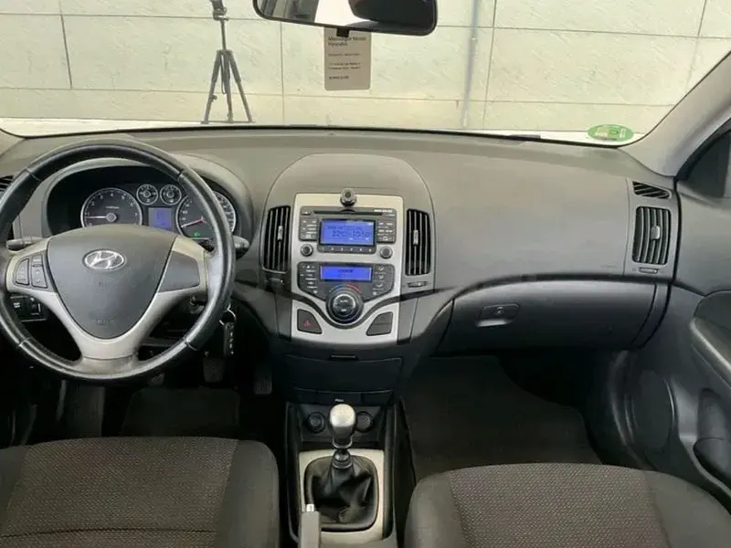 Usado Hyundai i30 Comfort 109 CV (80 kW) 2010 Gris / plata Berlina